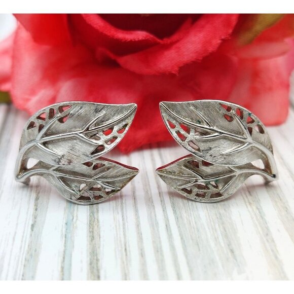 Cute Crown TRIFARI Silver Tone Vintage Leaf Clip On Earrings Brushed & Smooth 1" - Picture 3 of 9